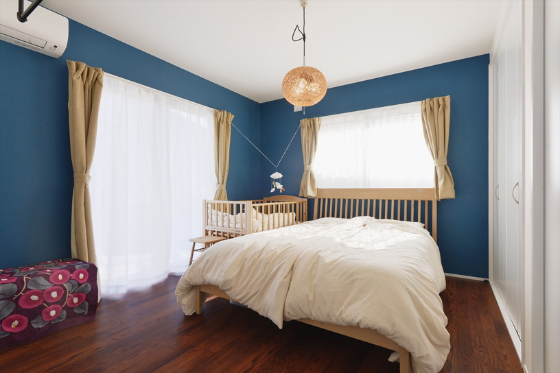 鮮やかなブルーの壁紙がステキな主寝室｜神奈川県鎌倉市戸建リフォーム・リノベーション事例