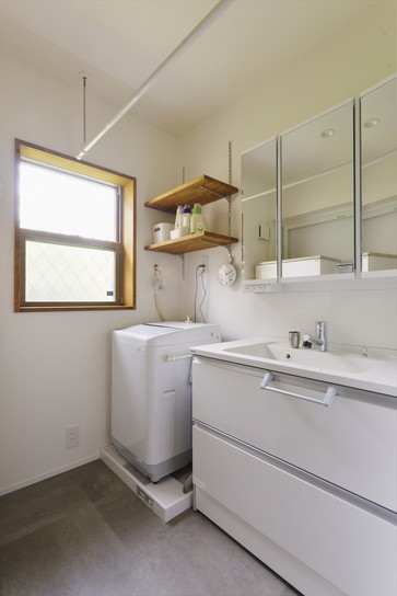 白を基調とした清潔感のある洗面室｜神奈川県横浜市戸建リフォーム・リノベーション事例