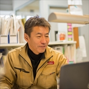 スタッフプロフィール 粟野(工事部 部長代理 兼 購買・積算担当)