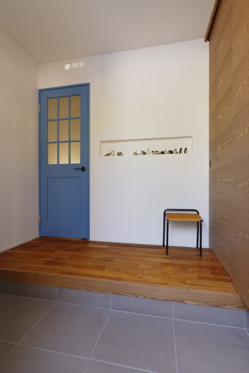 ブルーの扉がおしゃれなアクセントになっている玄関ホール｜神奈川県鎌倉市戸建リフォーム・リノベーション事例