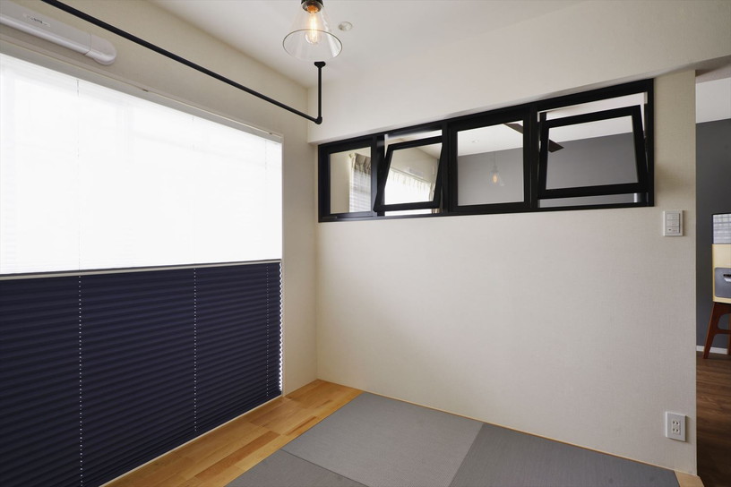 3.5畳の和室コーナーとは室内窓で家族の存在が感じられるように｜東京都杉並区マンションリフォーム・リノベーション事例