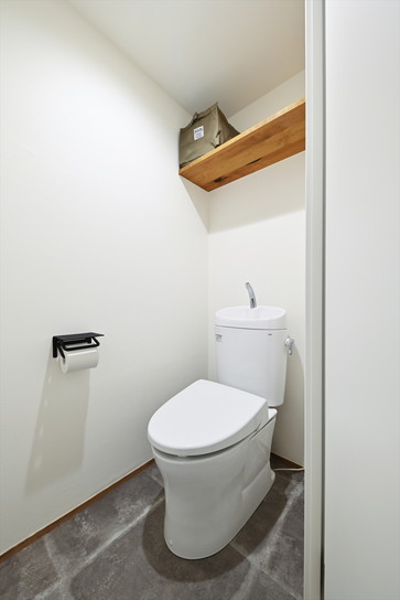 モルタル調のフロアタイルを使用したトイレ室｜神奈川県横浜市マンションリフォーム・リノベーション事例