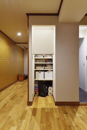 廊下にはちょっとした日用品などを収納できるスペースを設けた｜東京都杉並区マンションリフォーム・リノベーション事例