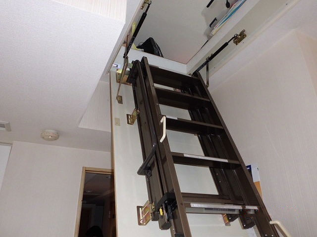 リノベのネタ帳｜階段リノベ　ロフト階段　伸縮式のはしご