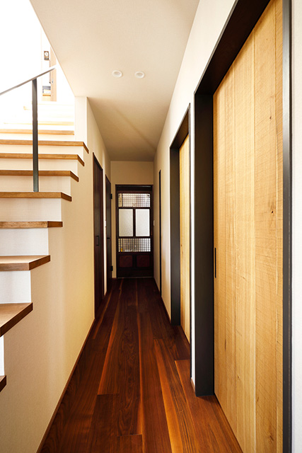 二世帯住宅リフォーム・リノベーションの事例｜2階子世帯への階段