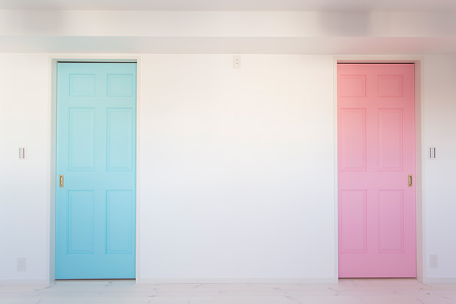 リフォーム・リノベーションの事例｜子供部屋 ピンクとブルーのドア