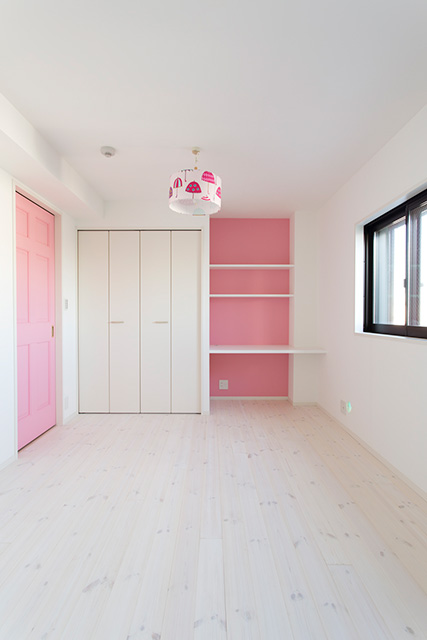 リフォーム・リノベーションの事例｜子供部屋 ピンクのドアにピンクのアクセントクロス