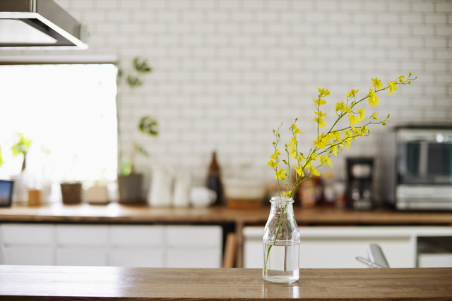 花が飾られたキッチンカウンター｜サブウェイタイル