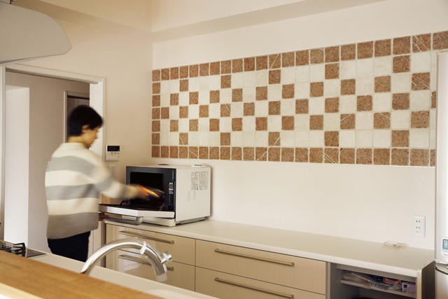 キッチンカップボードの壁｜タイルで幾何学模様を描き壁画のように