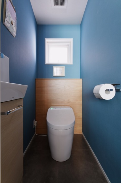 リノベのネタ帳｜フロアタイル　トイレ　ブルーのアクセントクロス　フロアタイルはグレー