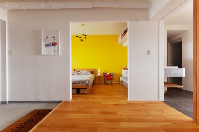リノベのネタ帳｜寝室のアクセントカラー　黄色　塗装　