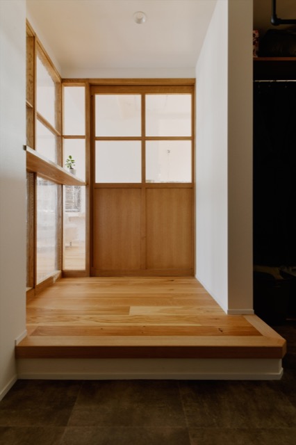リノベのネタ帳｜リビングのドアのデザイン　波模様ガラス　マンションリノベーション　玄関ホール
