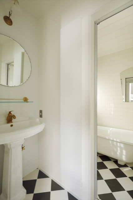リノベのネタ帳｜洗面室の床　フロアタイル　市松模様　ペデスタル型洗面台
