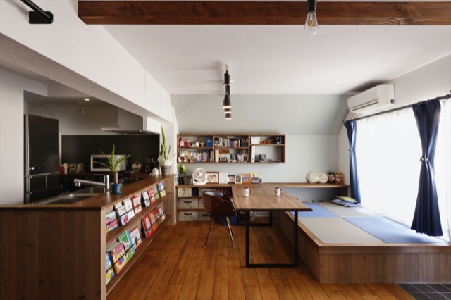 リノベのネタ帳｜小上がりの和室　キッチンカウンターは絵本棚　LDK　マンションリノベーション　リビング