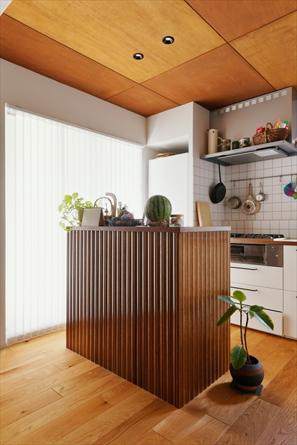 リノベのネタ帳｜キッチンリノベ　戸建てリノベーション　ウッドリブパネル仕上げのキッチンカウンター