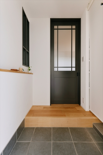 リノベのネタ帳｜ロールスクリーン　戸建てリノベーション　玄関　靴収納