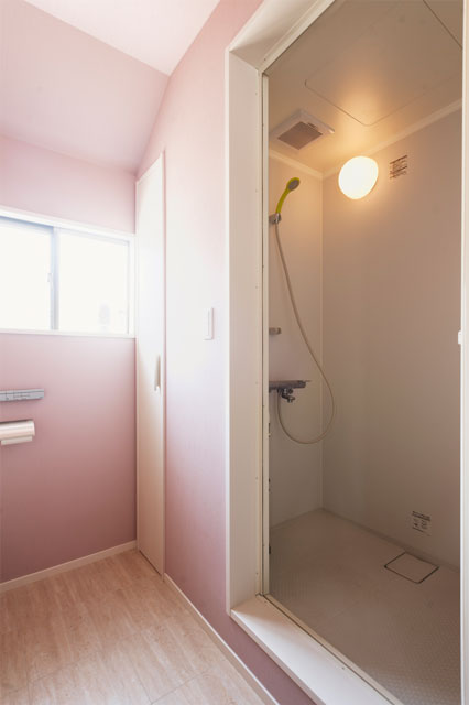施工事例｜お施主様インタビュー　戸建てリノベーション　二世帯 洗面　シャワールーム
