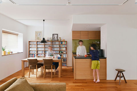 チークの無垢床とグリーンが調和する、心地よい暮らし