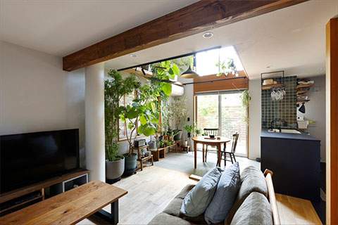 グリーンと木のぬくもりに包まれる、心地よい住まい