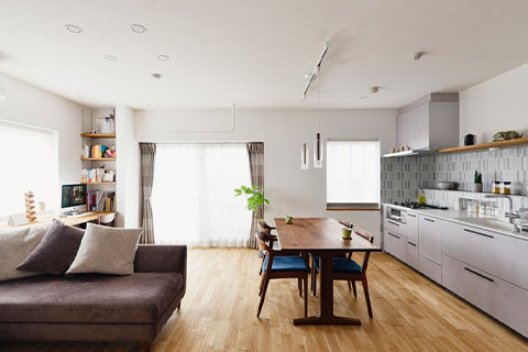 無垢フローリングが心地よい、家族で過ごすリビング空間