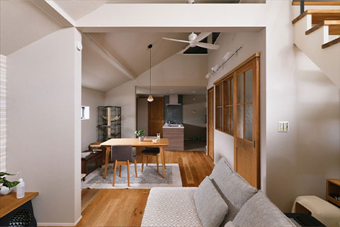 新築リノベーションという選択で、猫と楽しく暮らせる住まいを